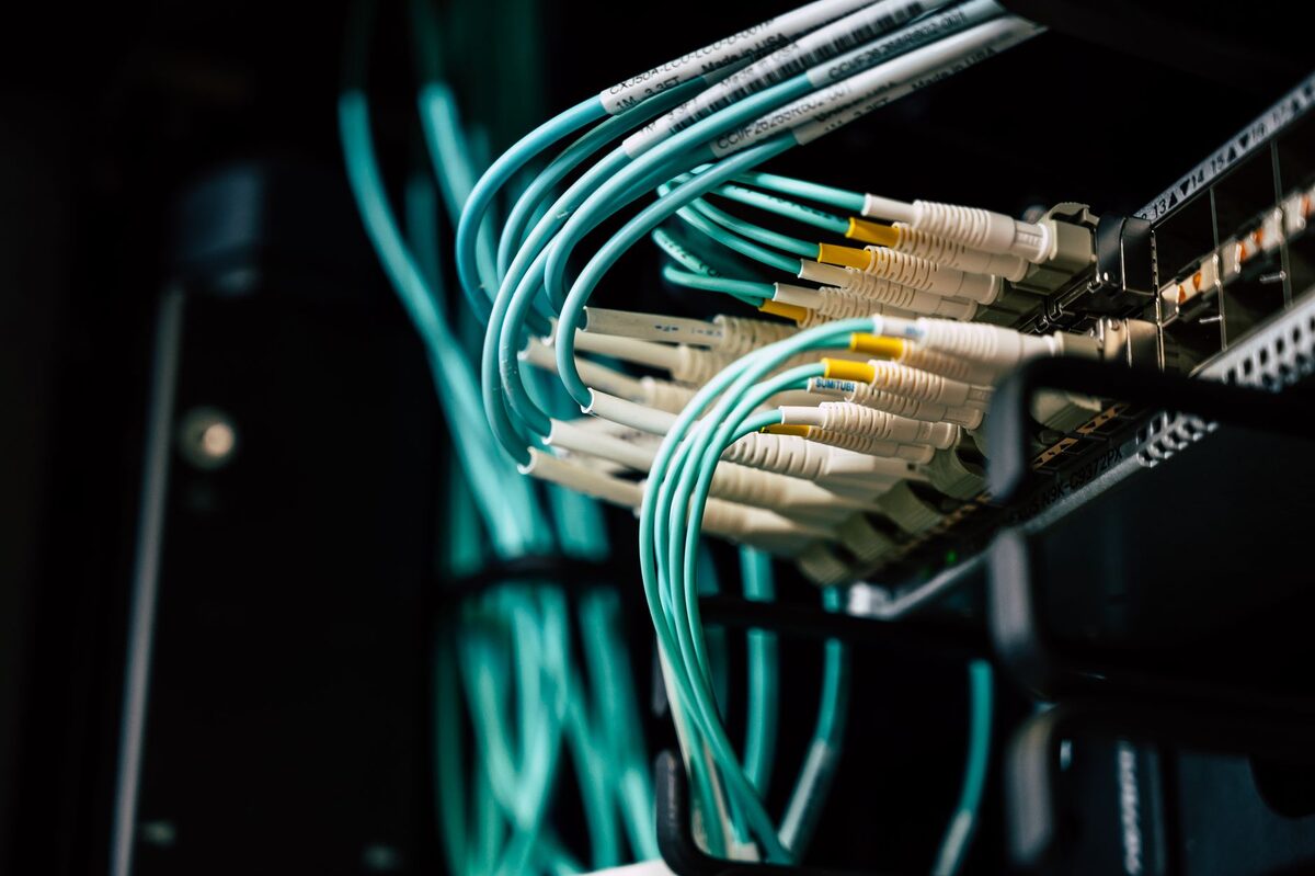 Przewody sieciowe podłączone do przełącznika w szafie krosowniczej