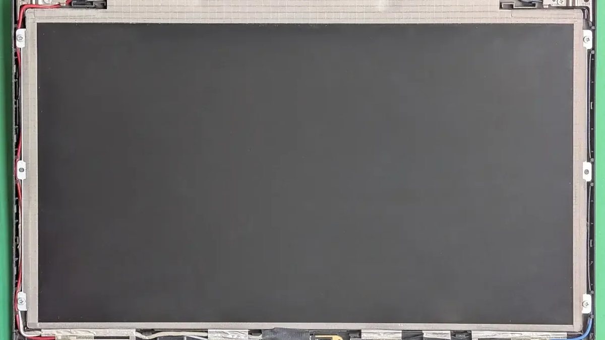 Wnętrze klapy laptopa z matrycą LCD po demontażu — wymiana matrycy laptopa