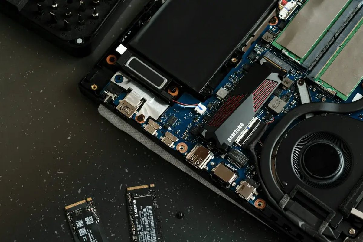 Wnętrze laptopa z dyskiem SSD — zapach spalenizny z laptopa
