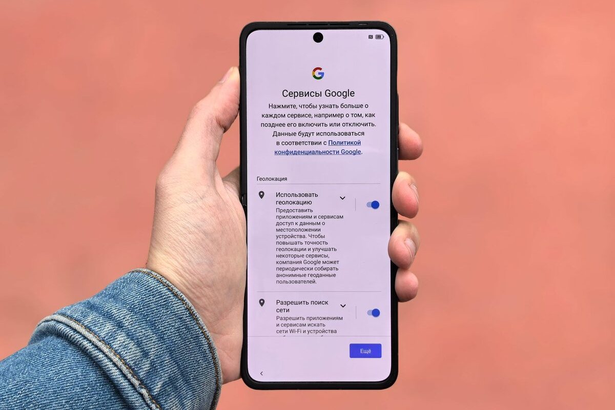 Dłoń ze smartfonem z systemem Android — zarządzanie flotą urządzeń mobilnych firmy