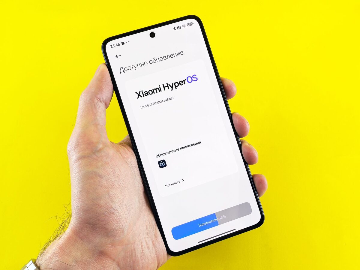 Dłoń trzymająca telefon z ekranem aktualizacji oprogramowania