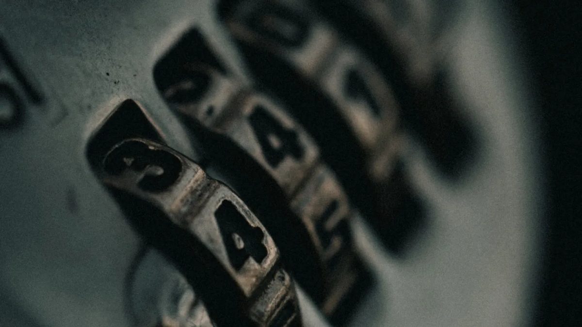 Makrofoto starej metalowej kłódki szyfrowej z tarczami cyfr