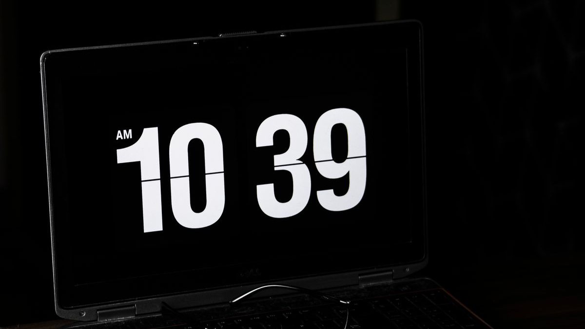 Zegar 10:39 w ciemnym pokoju — zgłoszenie w nocy lub w weekend